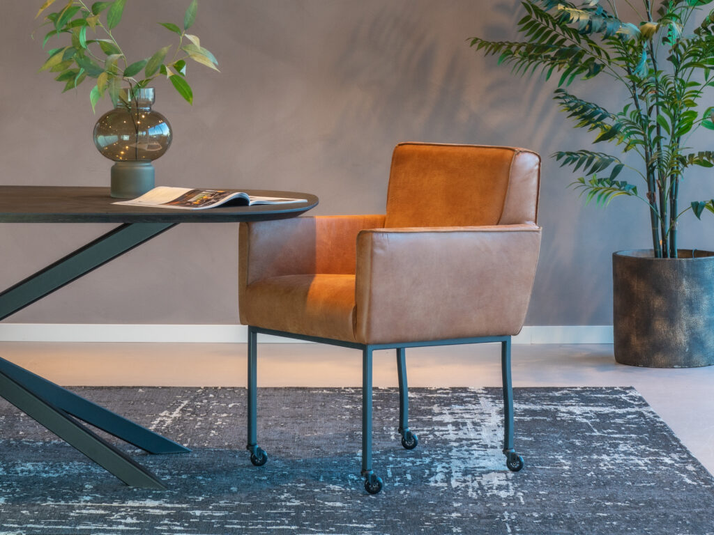 leren eetkamerstoel met armleuning en wielen