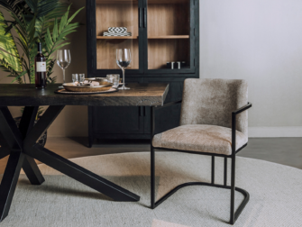 beige eetkamerstoel met arm leuning
