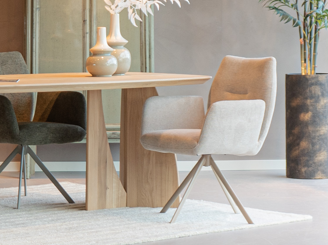 eetkamerstoel in beige stof met armleuning en beige onderstel