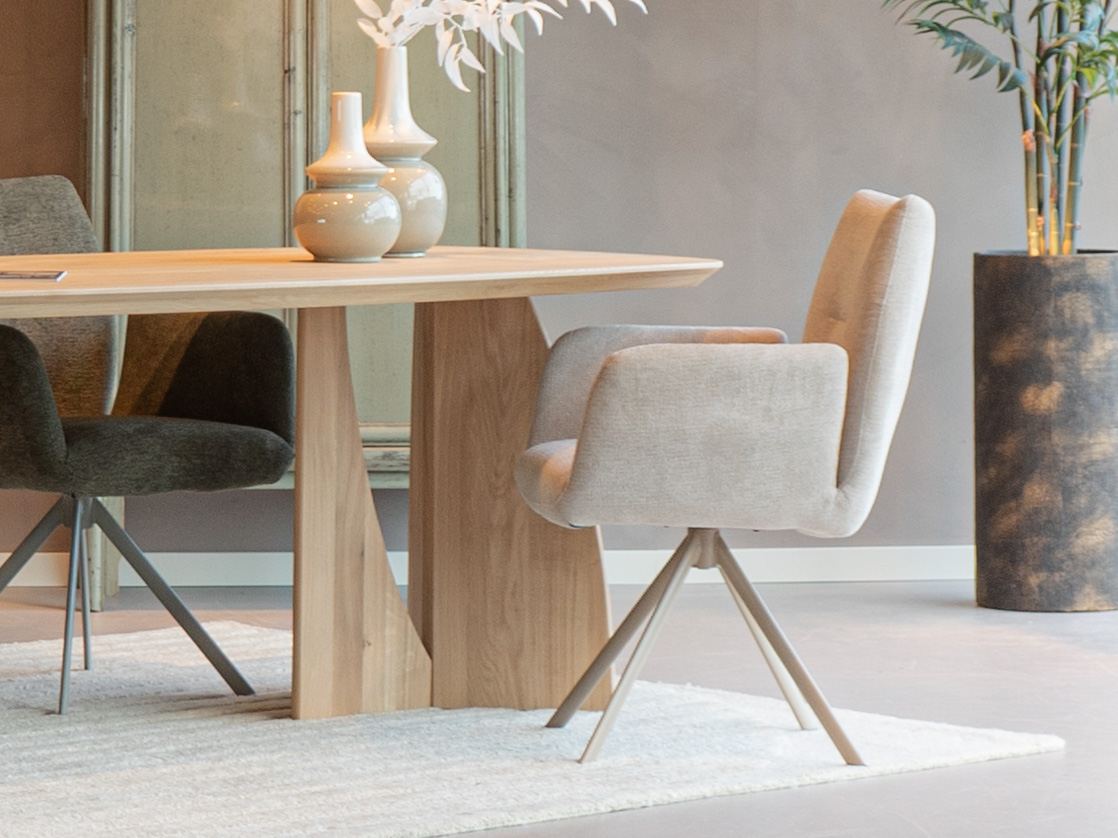 Beige eetkamerstoel met gekleurd draaionderstel