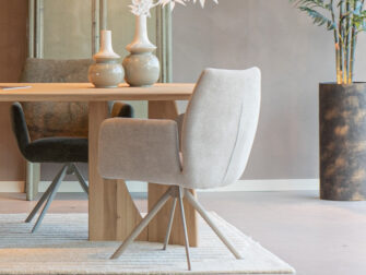 Draaibare eetkamerstoel in het beige met beige onderstel
