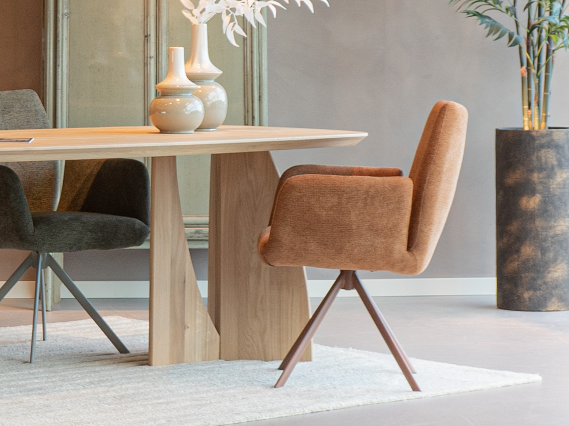 eetkamerstoel in zachte cognac kleurige stof met handige draaivoet