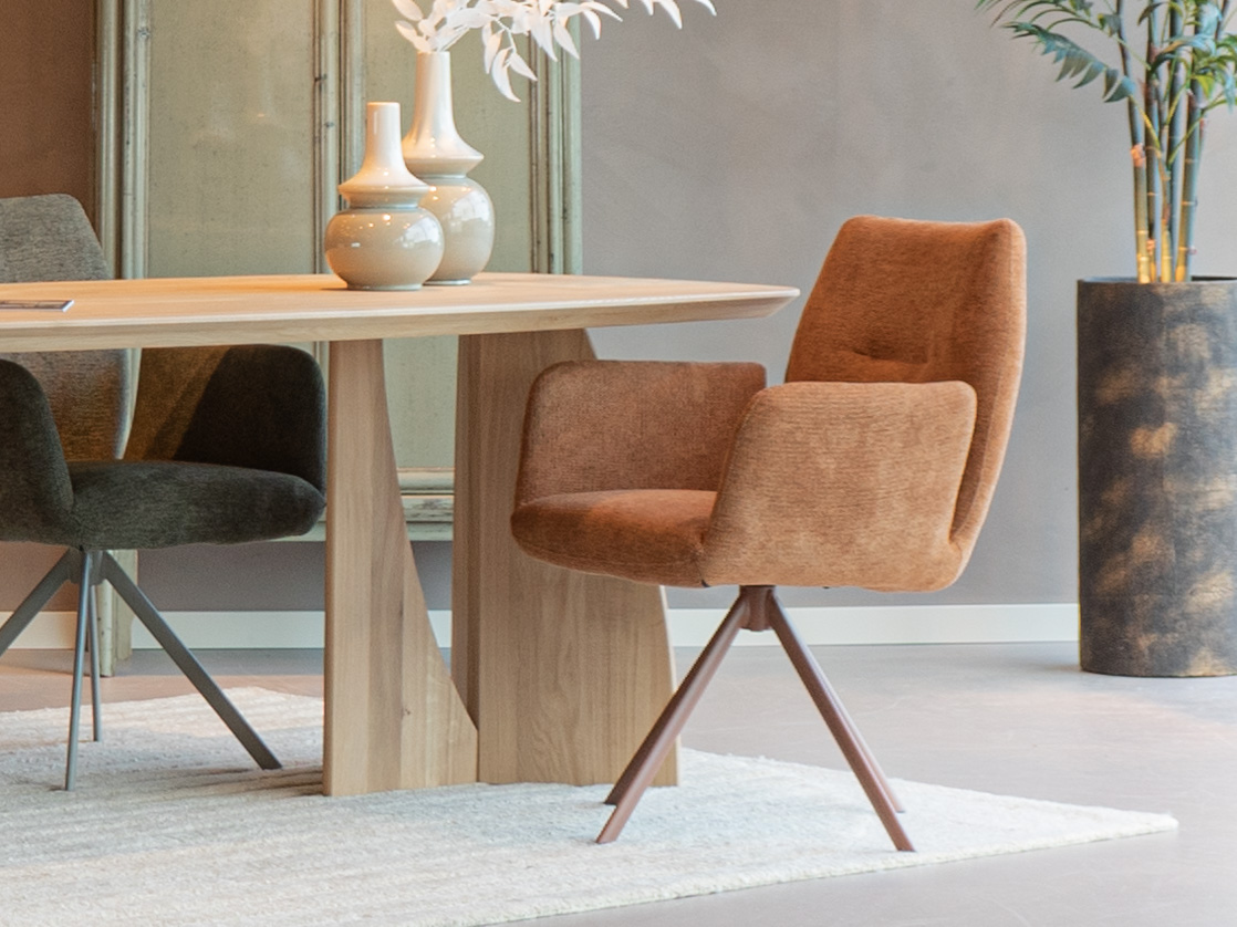 Luxe eetkamerstoel in cognac kleur met meegekleurde draaipoot