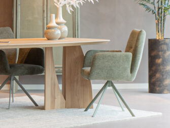 comfortabele eetkamerstoel in groene stof met draaibare poot