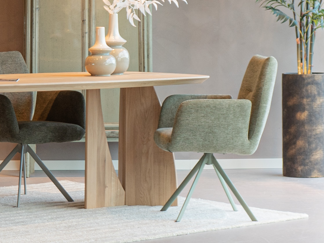 comfortabele eetkamerstoel in groene stof met draaibare poot