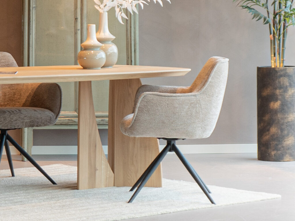 zandkleurige eetkamerstoel met draai poot