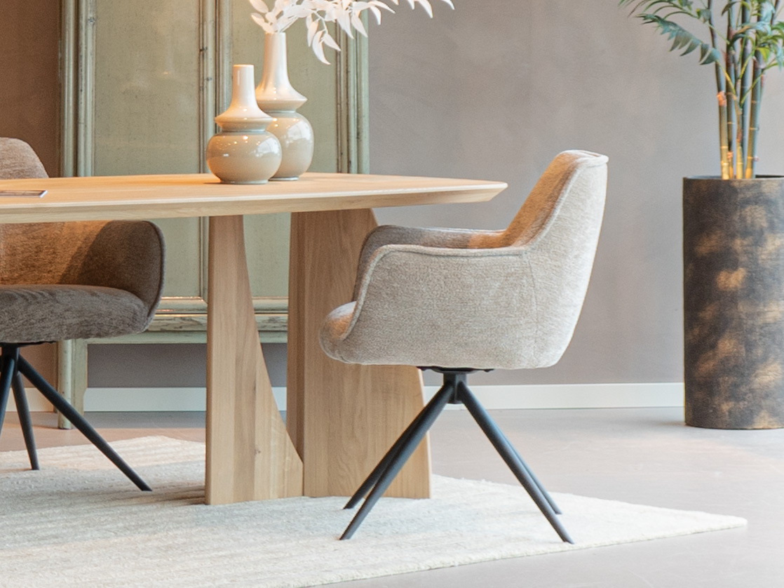 zandkleurige eetkamerstoel met draai poot