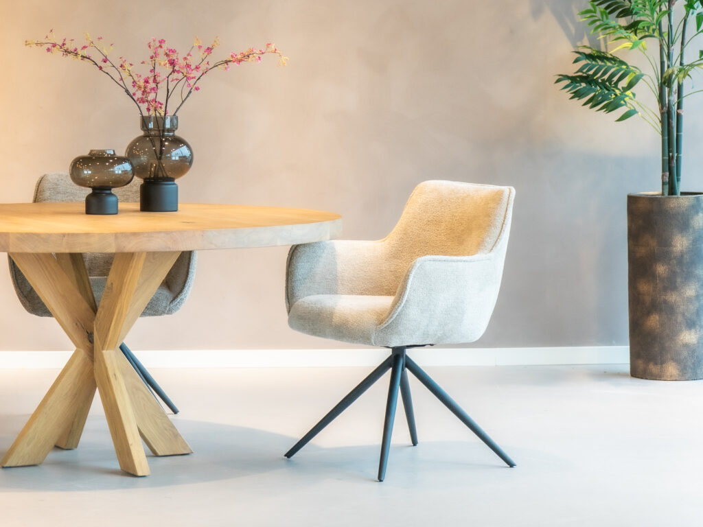 Witte eetkamerstoel met een minimalistisch ontwerp en zwarte poten.