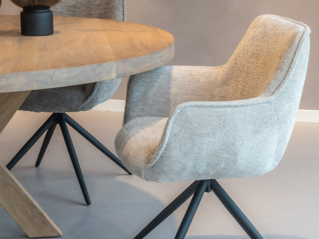 Witte eetkamerstoel met een strak design en contrasterende zwarte poten.