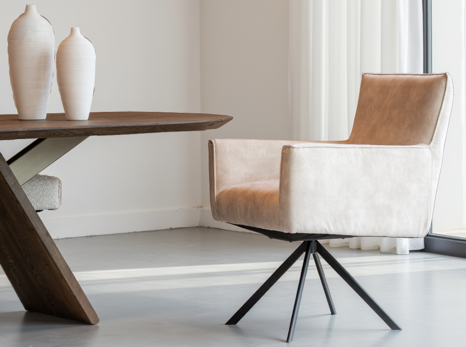 Eetkamerstoel met stoffen bekleding en zwart metalen draaipoot