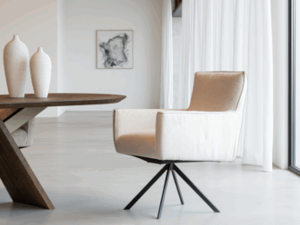 Eetkamerstoel met hoge rugleuning en lichte bekleding