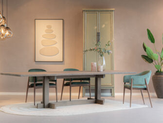 Eetkamerstoel Remilly - Eppic select sorisso agave - walnut stoelen met houten poten en armleuningen