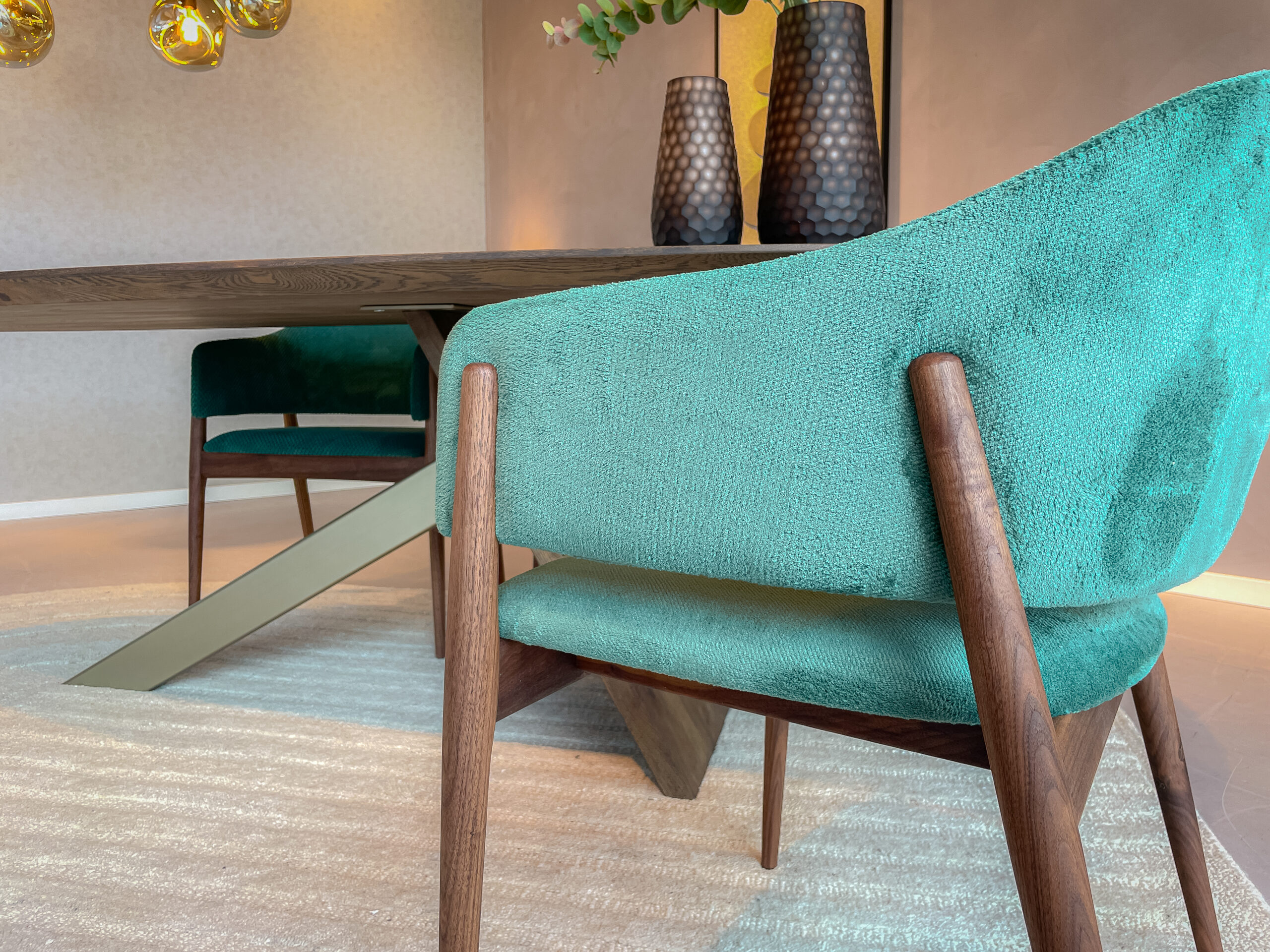 Groen blauwe stoel met houten poten in walnut kleur