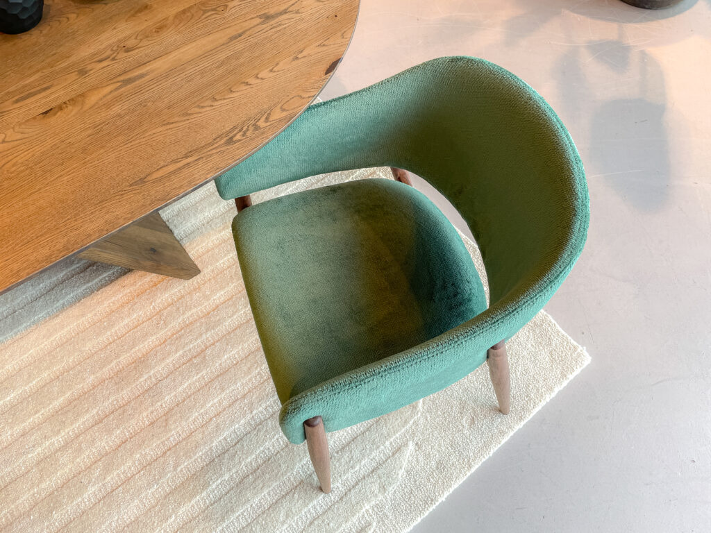 halfronde eetkamerstoel met houten poten