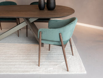 Eetkamerstoel Remilly - Eppic select sorisso agave - walnut Eetkamerstoel met donkere houten poten in groene stof