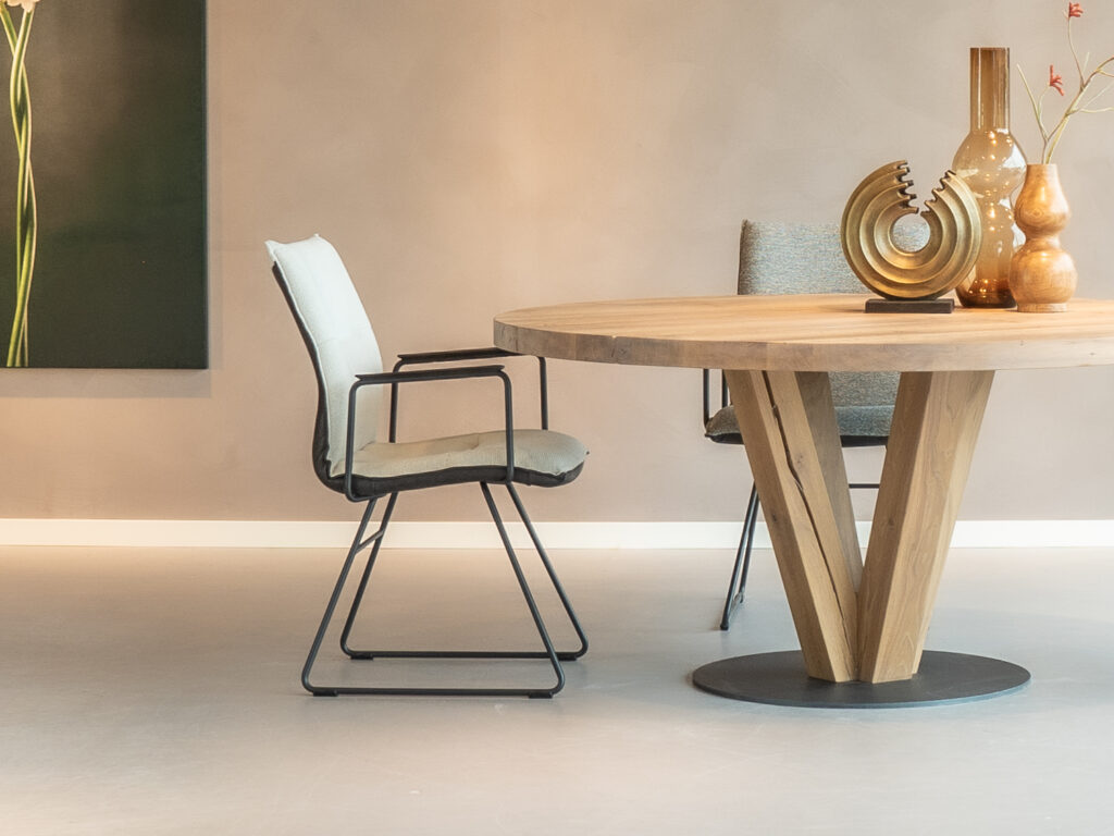 Eetkamerstoel Remy met arm in Africa leer testa di moro en sneak linnen voor een neutrale look