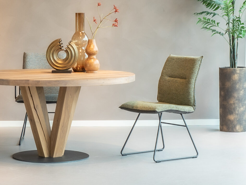 Eetkamerstoel Remy met arm in Africa leer testa di moro en sneak moss voor een aardse sfeer