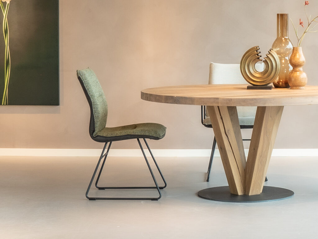 Zijaanzicht van Eetkamerstoel Remy met arm in Africa leer testa di moro en sneak moss