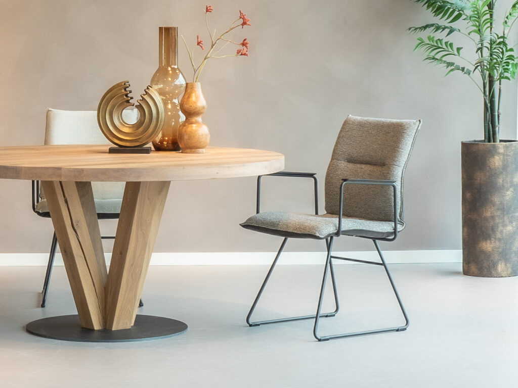 Eetkamerstoel Remy met arm in Africa leer testa di moro en sneak steel voor een luxe eetkamer