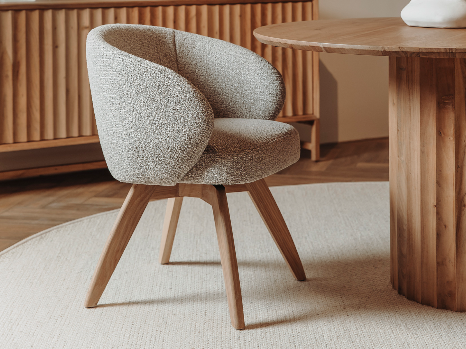 Beige eetkamerstoel met houten onderstel en comfortabele zitkuip