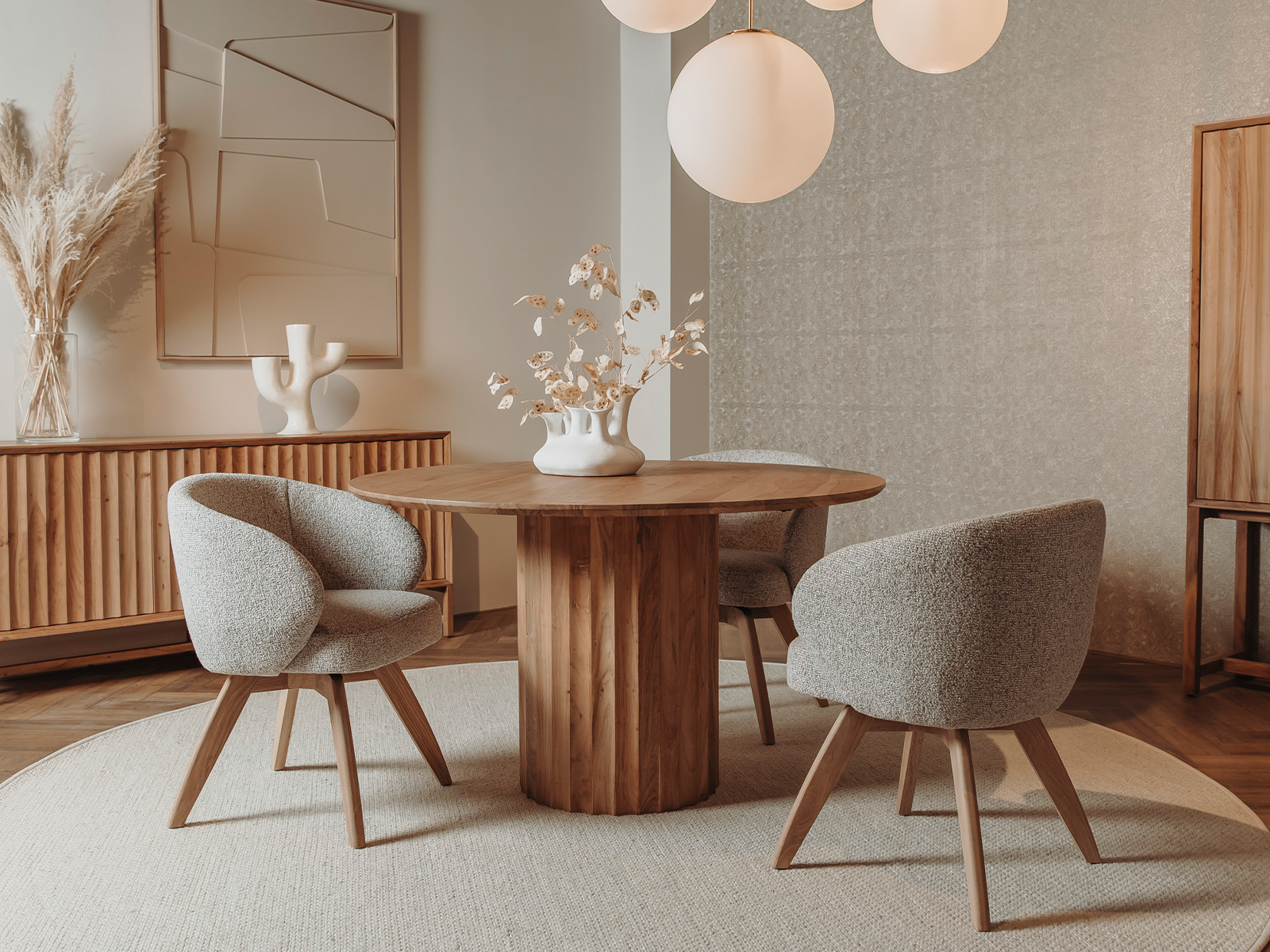 Eetkamerstoelen met houten frame en beige boucle stof