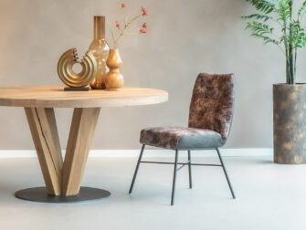 Achterkant van Eetkamerstoel Segovia zonder arm in bull antraciet en icon blackberry