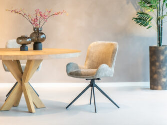 Taupe eetkamerstoel met een modern design en stijlvolle stiksels.