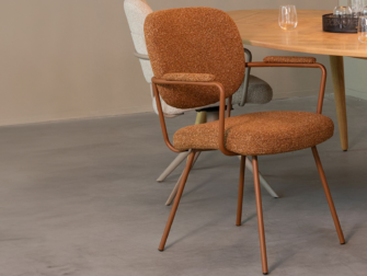 comfortabele stoel met armleuningen en terra metalen onderstel, bekleed in roestkleurige stof