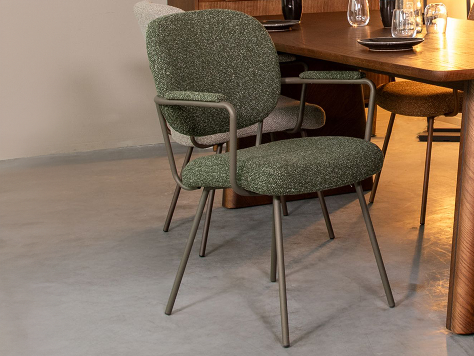 Eetkamerstoel met armleuningen, groene Boucle bekleding en onderstel in donkergroen metaal