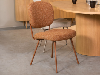 Compacte eetkamerstoel in roestkleurige Boucle met stevig frame in terracotta metaal