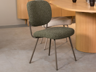 Stoel met afgeronde rugleuning in forest Boucle, gecombineerd met een donkergroene basis