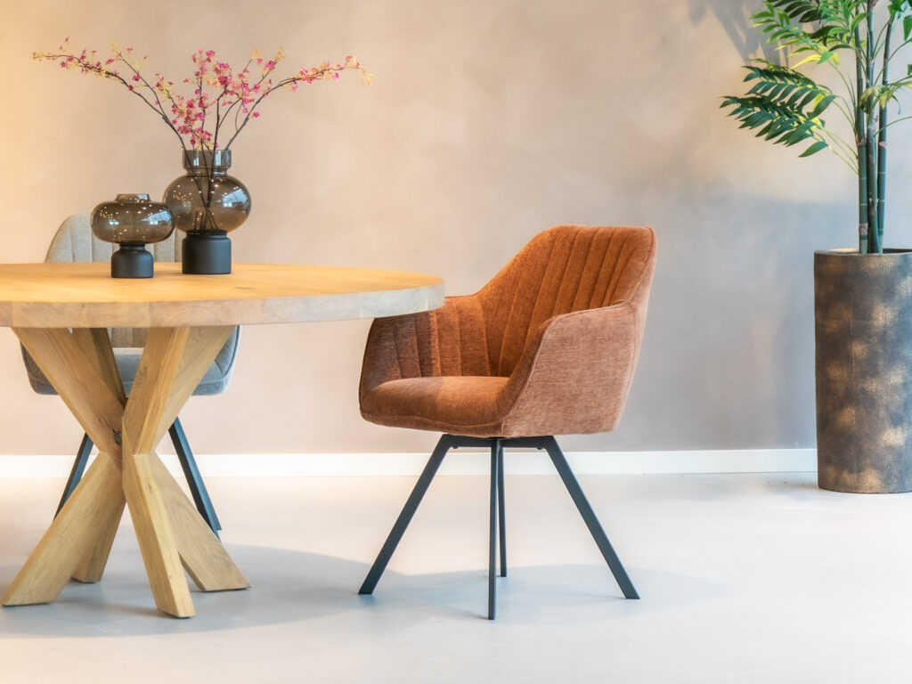 Elegante eetkamerstoel in parelmoer koper met zwarte draaipoot