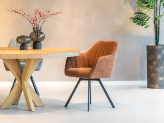 Elegante Sorso eetkamerstoel in parelmoer koper: een luxe toevoeging aan elke eetkamer.