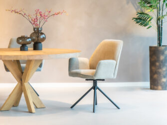 Beige Grey Stino Eetkamerstoel: Luxe en comfort in een modern design.