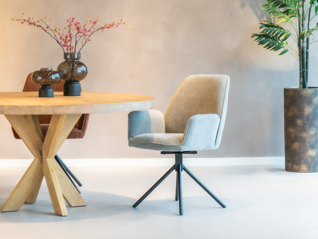 Eetkamerstoel Stino in blue-grey met zwart draaibaar onderstel