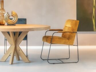 minimalistische eethoekstoel in oker velvet