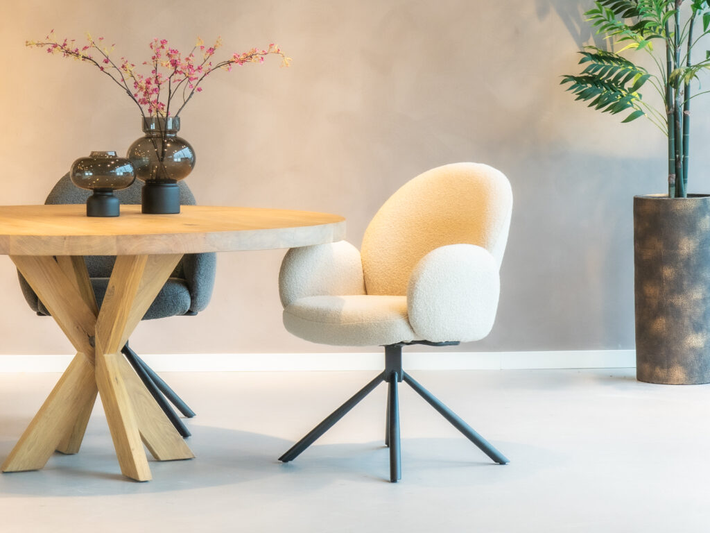 Beige eetkamerstoel Tempio met comfortabele zitting voor een warme eetkamer.