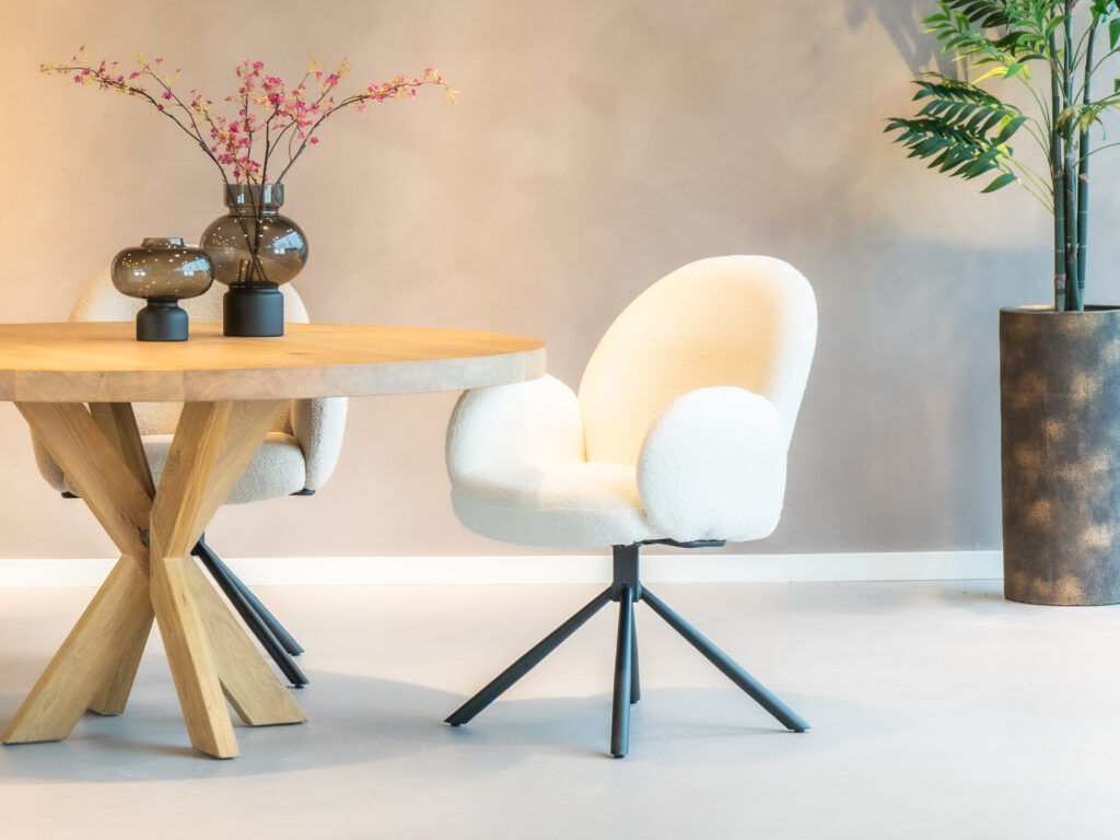 Witte eetkamerstoel Tempio met een minimalistisch design en zwarte poten