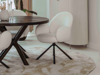 Eetkamerstoel in wit met zwarte poten voor een contrasterende look