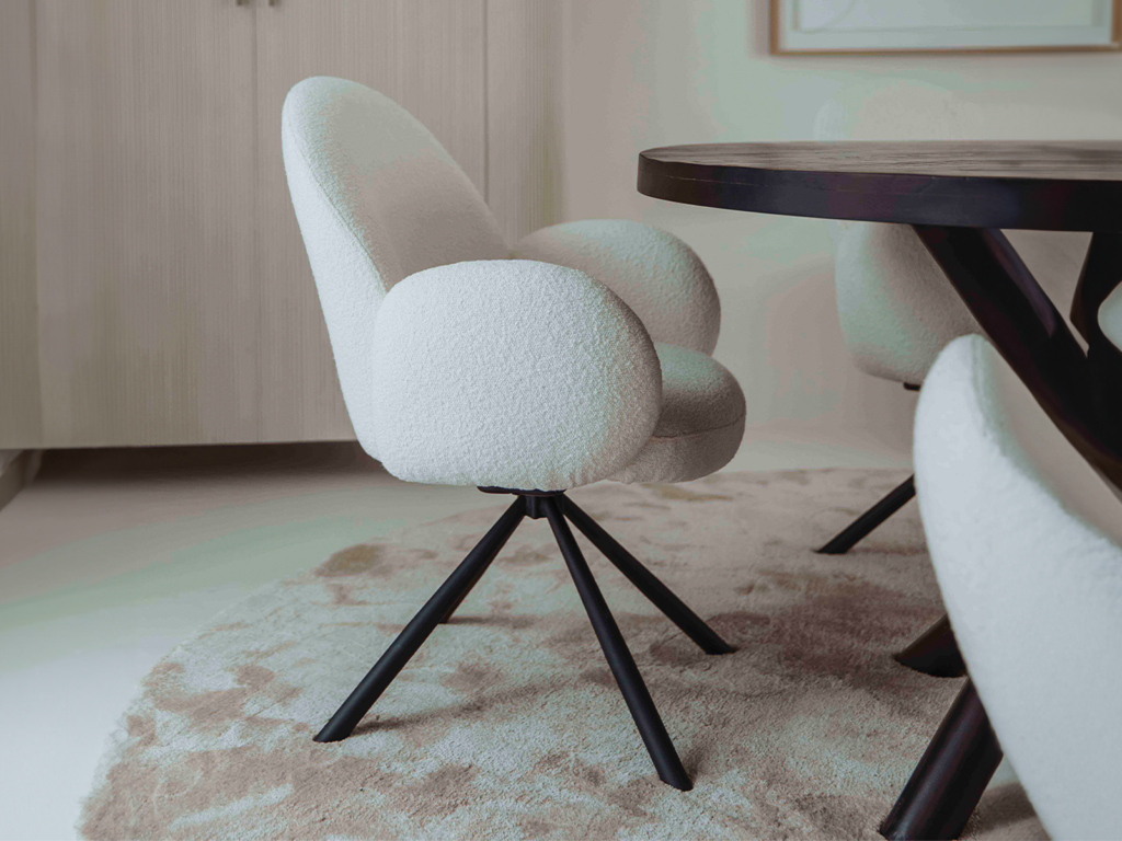 Witte eetkamerstoel met hoge rugleuning voor optimaal comfort.