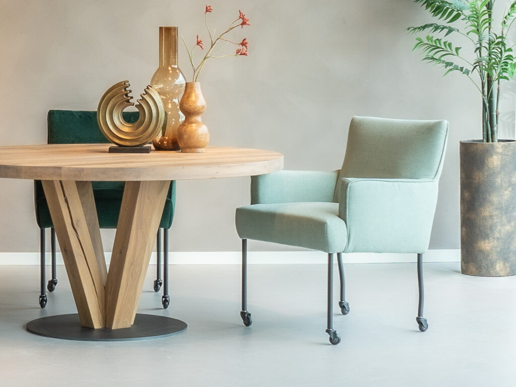 Lichtgroene eetkamerstoel in een linnen stof met wielen