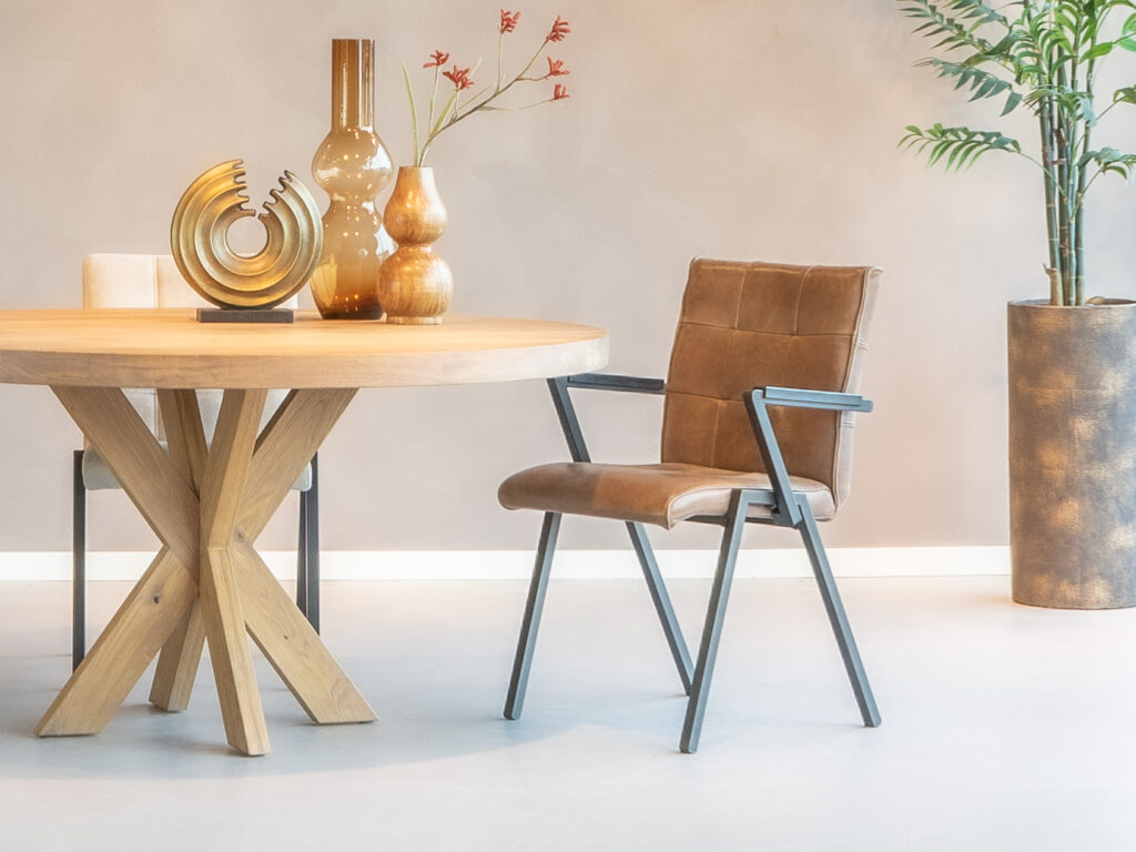 eethoekstoel met stalen armleuning