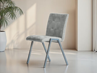 Lichtgrijze eetkamerstoel met moderne lijnen en comfortabele eco-leder bekleding