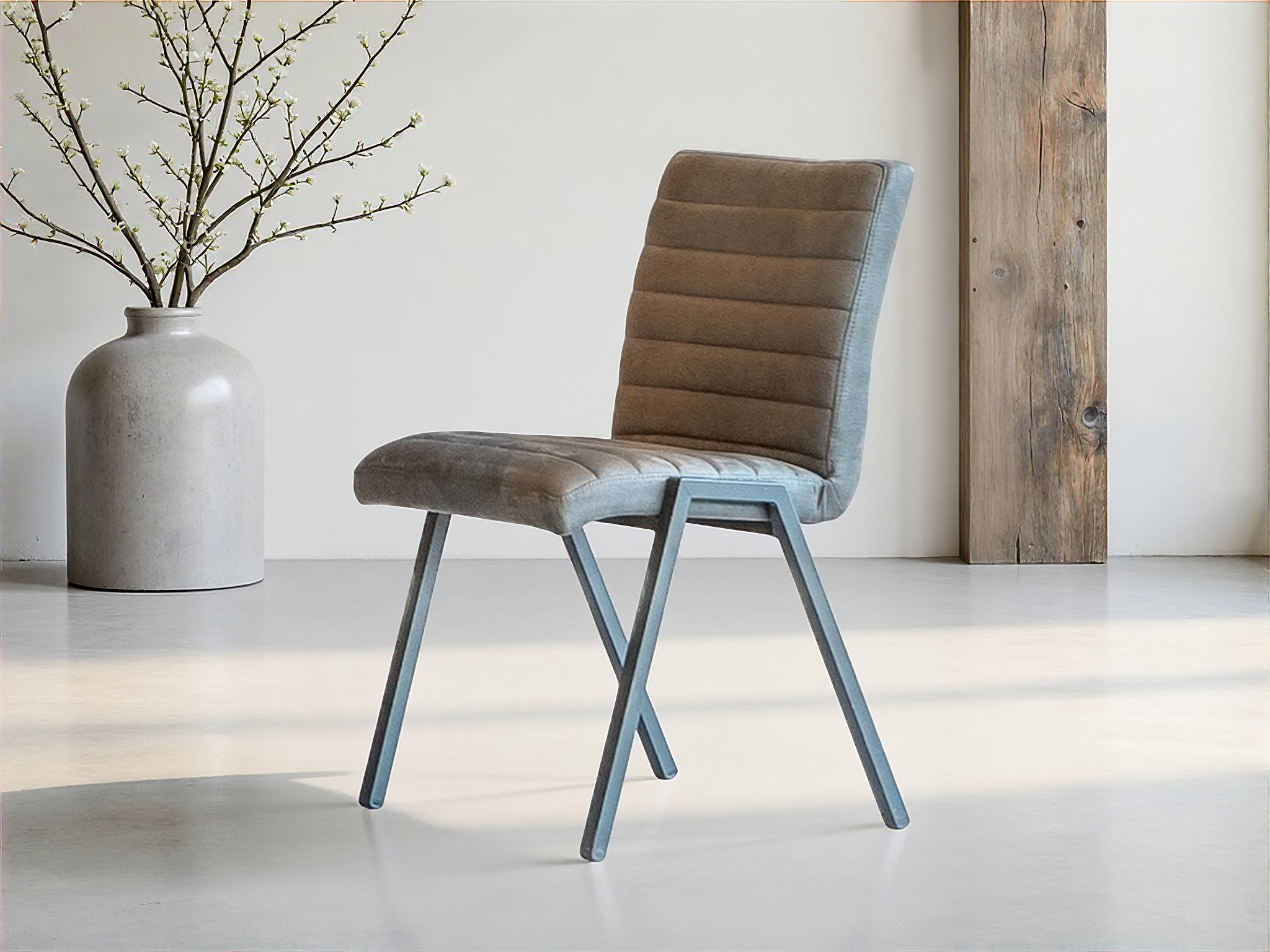 grijze stoffen eetkamerstoel met Scandinavische uitstraling