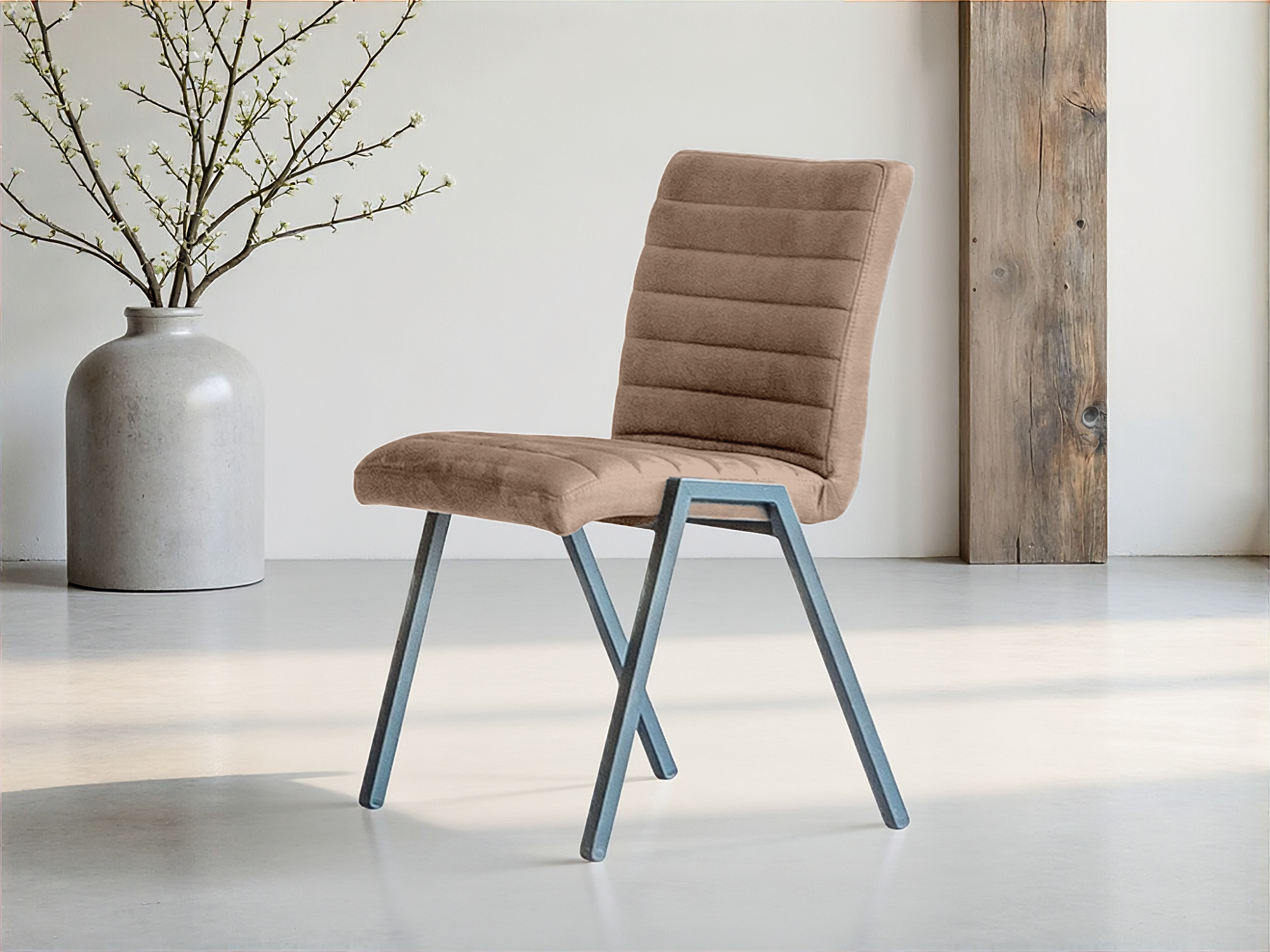 Taupe eetkamerstoel met zachte bekleding en stalen frame