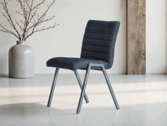 Donkerblauwe stoffen eetkamerstoel met industriële look