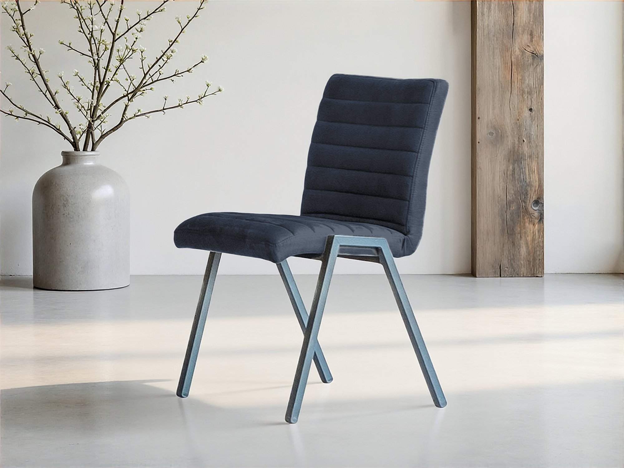 Donkerblauwe stoffen eetkamerstoel met industriële look