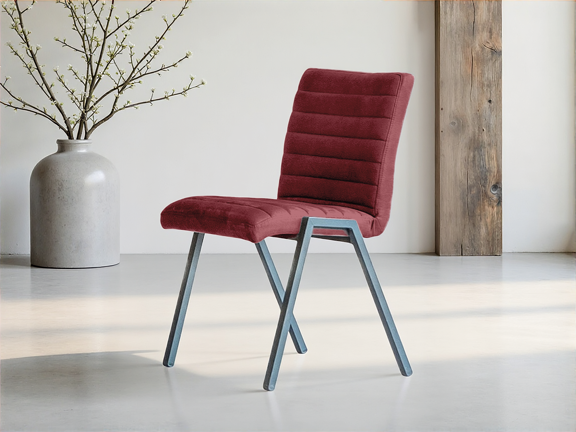 Rode fluwelen eetkamerstoel met metalen poten in modern design