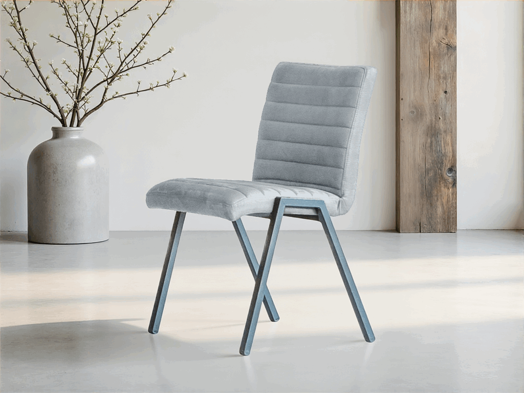 Lichtgrijze eetkamerstoel met moderne uitstraling