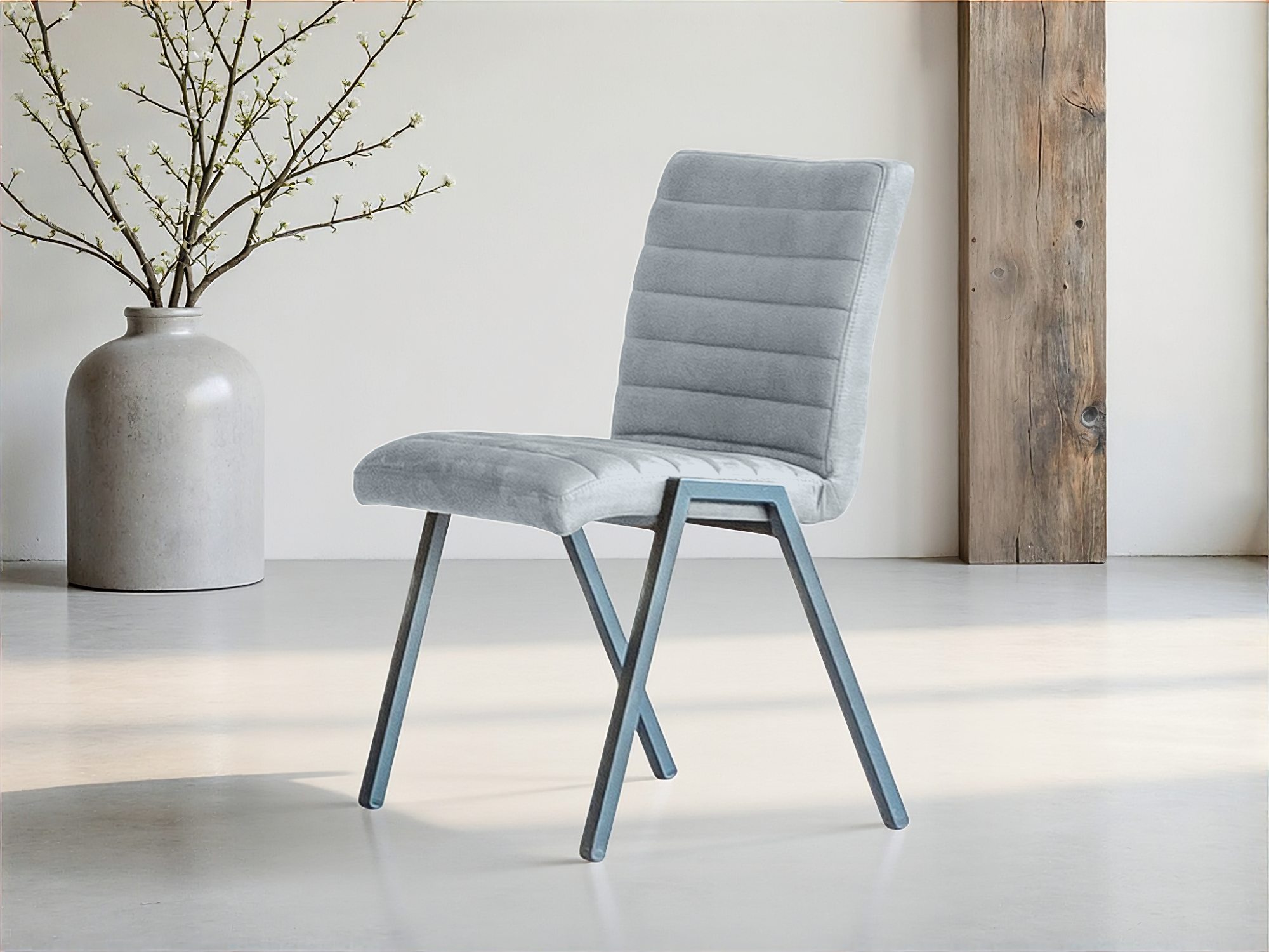 Lichtgrijze eetkamerstoel met moderne uitstraling